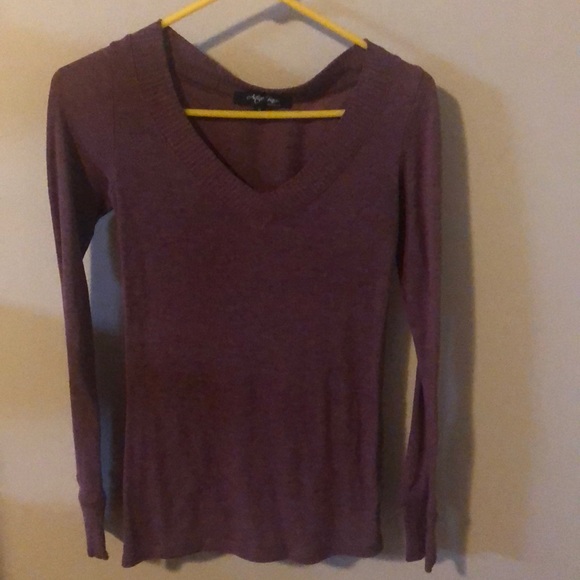 Maroonish long sleeved v neck - Picture 1 of 2